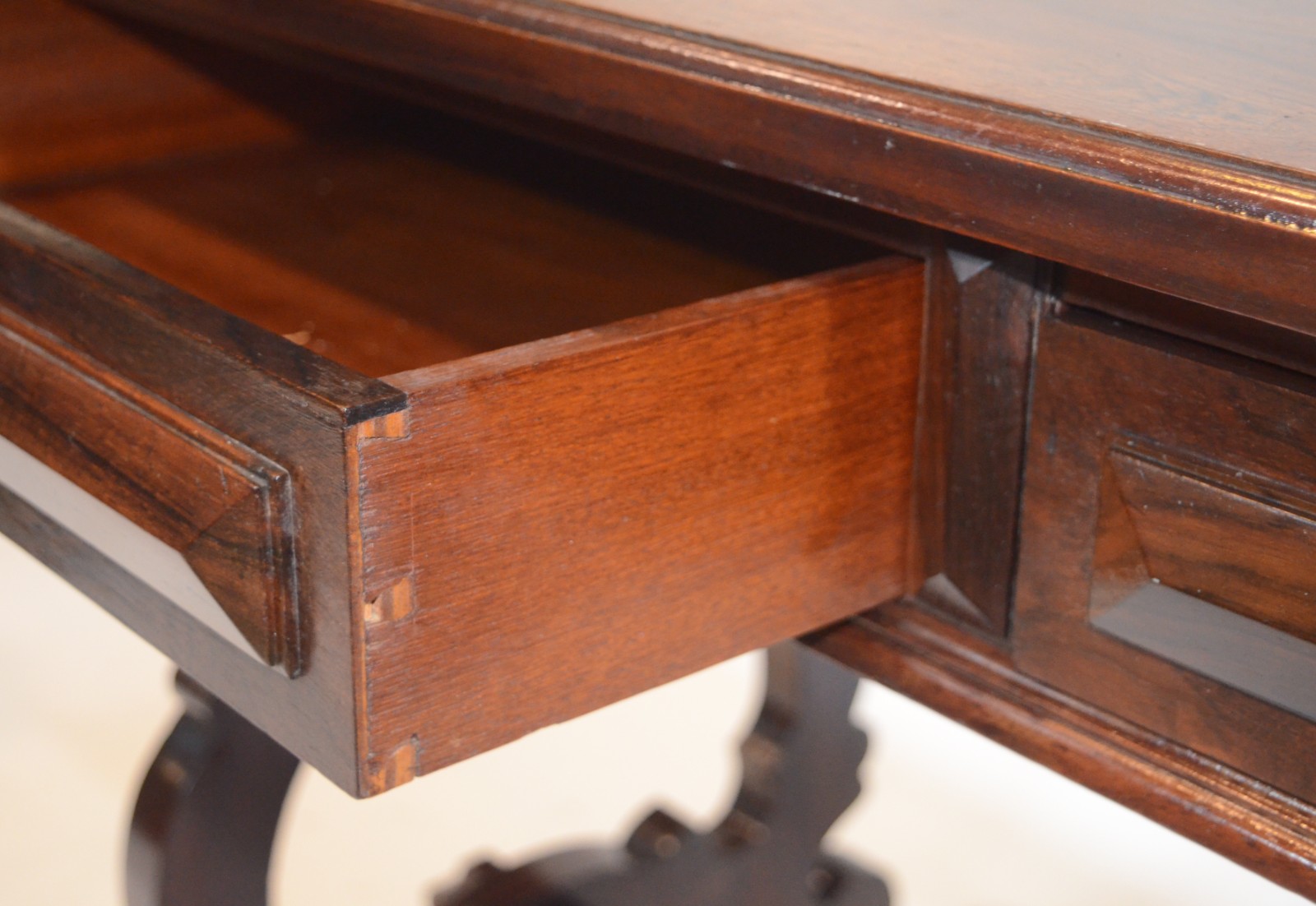 Mesa de escritório de jacarandá com duas gavetas, pernas na forma de... - foto 3 de 6