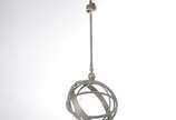 Grande abatjour de metal base com "esferas" e c... - Grande abatjour de metal base com "esferas" e cúpula na cor bege, desgastes.