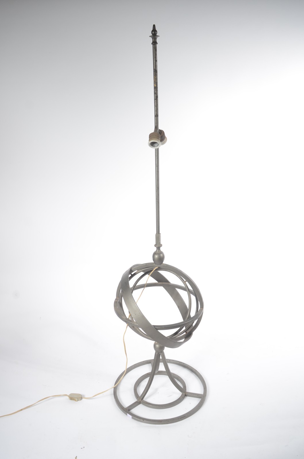 Grande abatjour de metal base com "esferas" e cúpula na cor bege... - foto 2 de 6