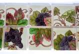 Conjunto com 10 azulejos ingleses "Art Nouveau"... - Conjunto com 10 azulejos ingleses "Art Nouveau" decorados com cachos de uvas e folhas de parreiras em policromia.