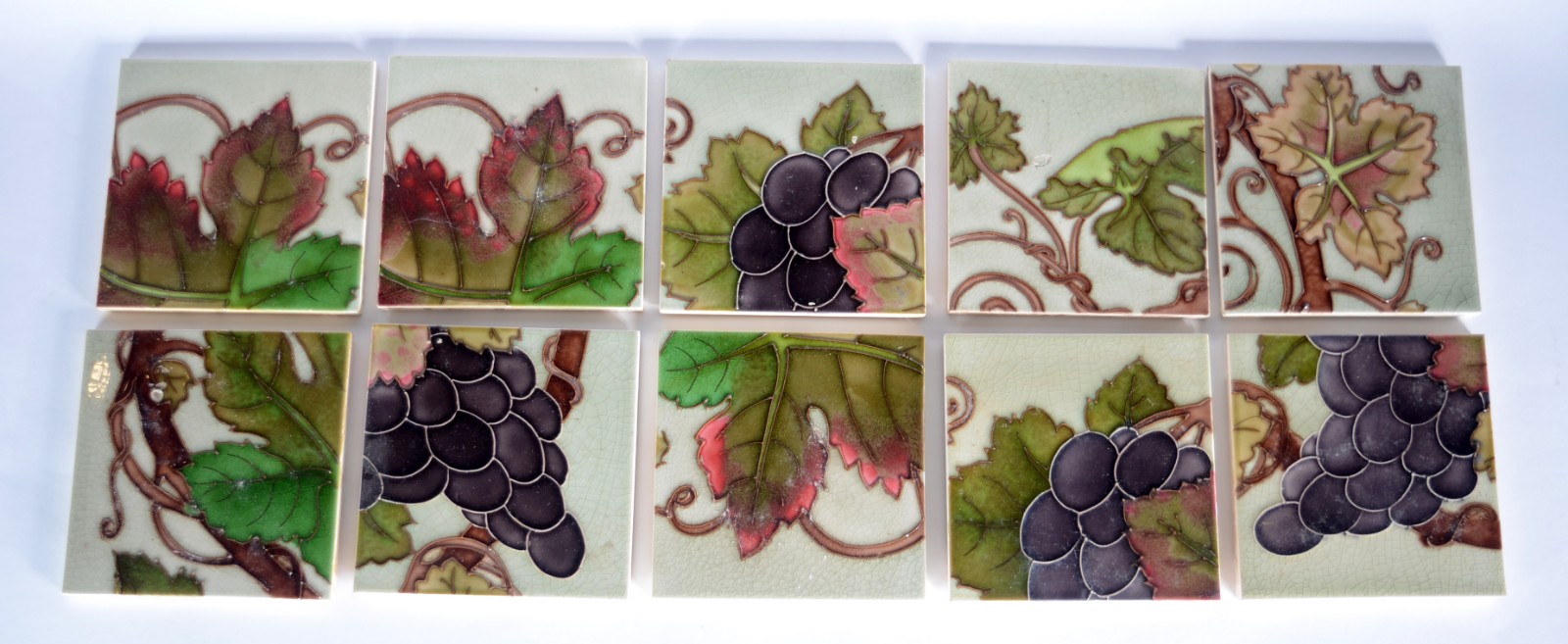 Conjunto com 10 azulejos ingleses "Art Nouveau" decorados com cachos... - foto 1 de 5