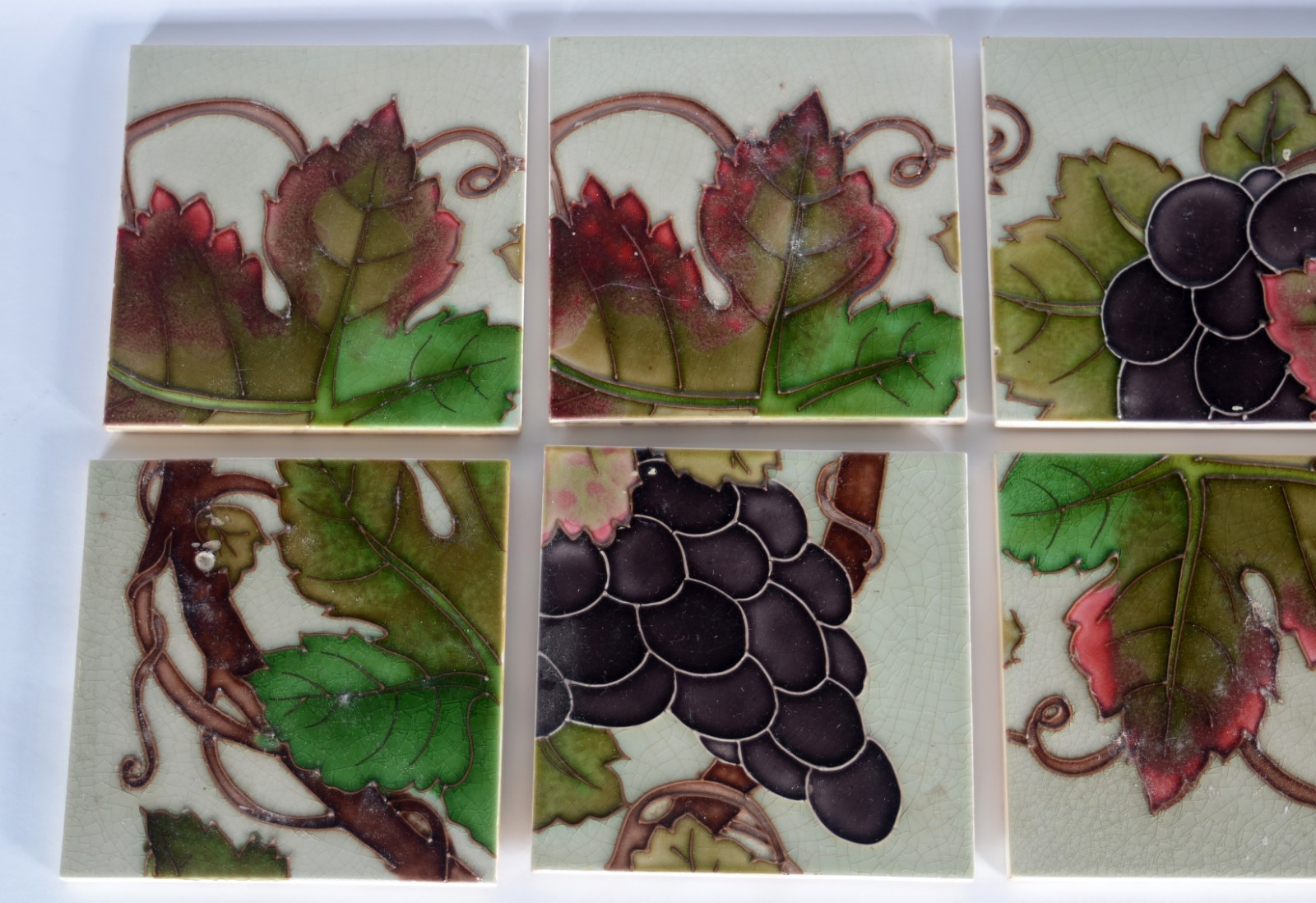 Conjunto com 10 azulejos ingleses "Art Nouveau" decorados com cachos... - foto 2 de 5