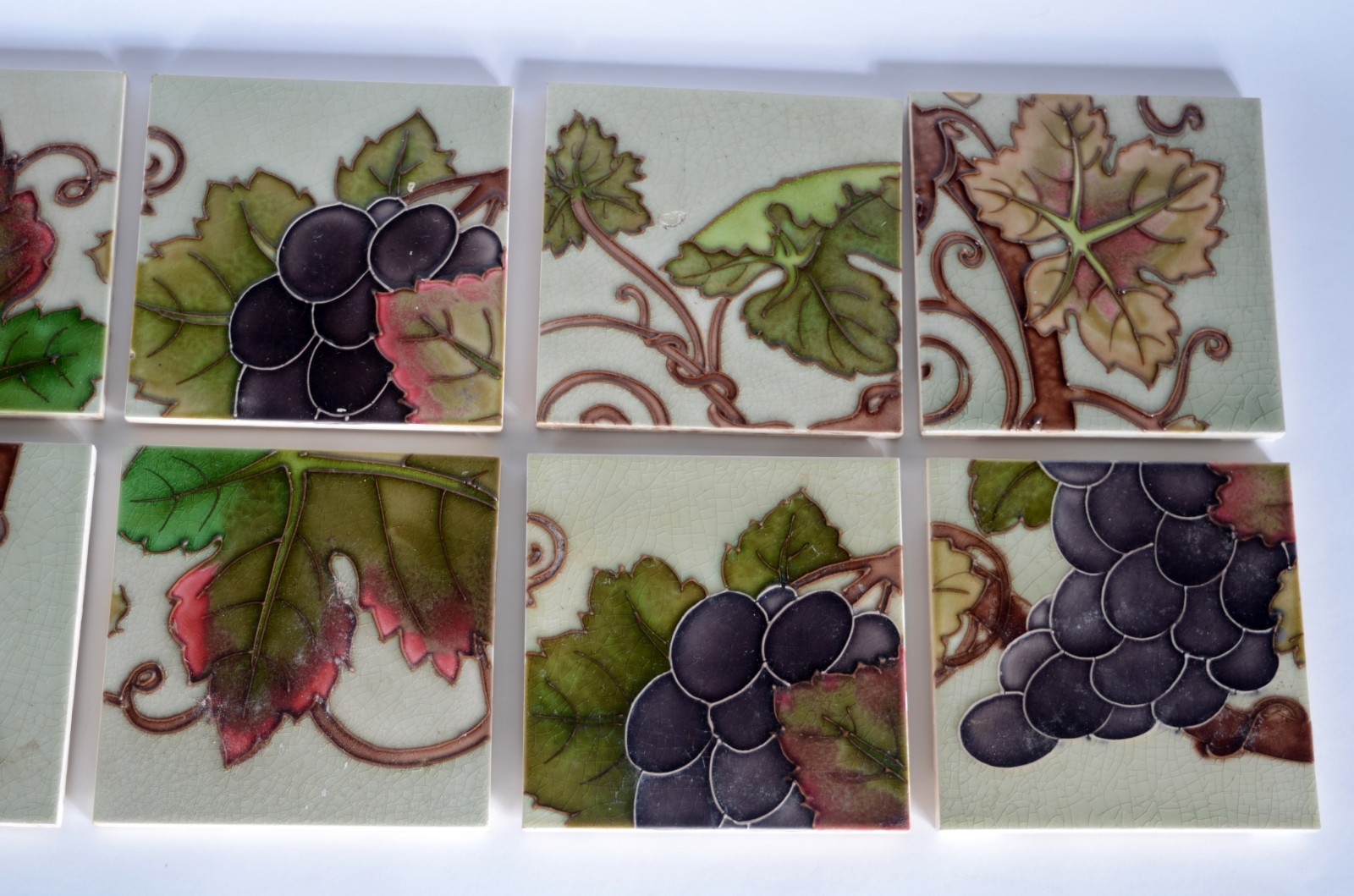 Conjunto com 10 azulejos ingleses "Art Nouveau" decorados com cachos... - foto 3 de 5