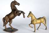 Duas esculturas de bronze representando cavalos. - Duas esculturas de bronze representando cavalos.