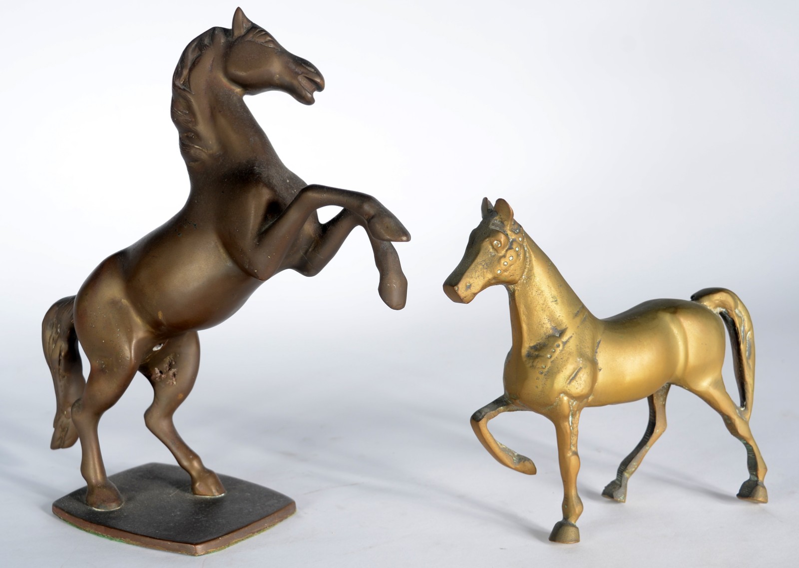 Duas esculturas de bronze representando cavalos. - foto 1 de 7