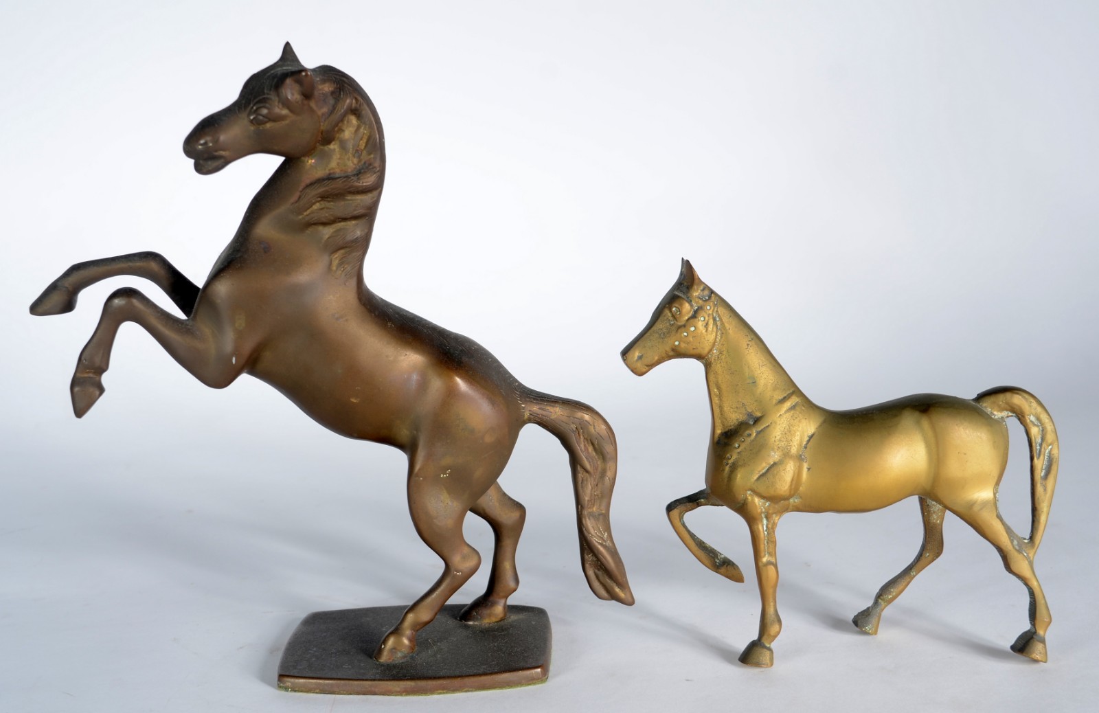 Duas esculturas de bronze representando cavalos. - foto 2 de 7