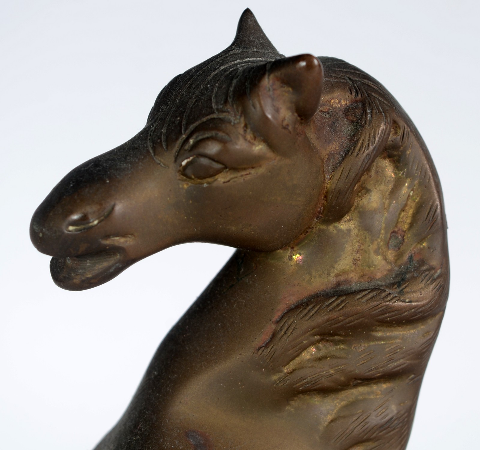 Duas esculturas de bronze representando cavalos. - foto 3 de 7