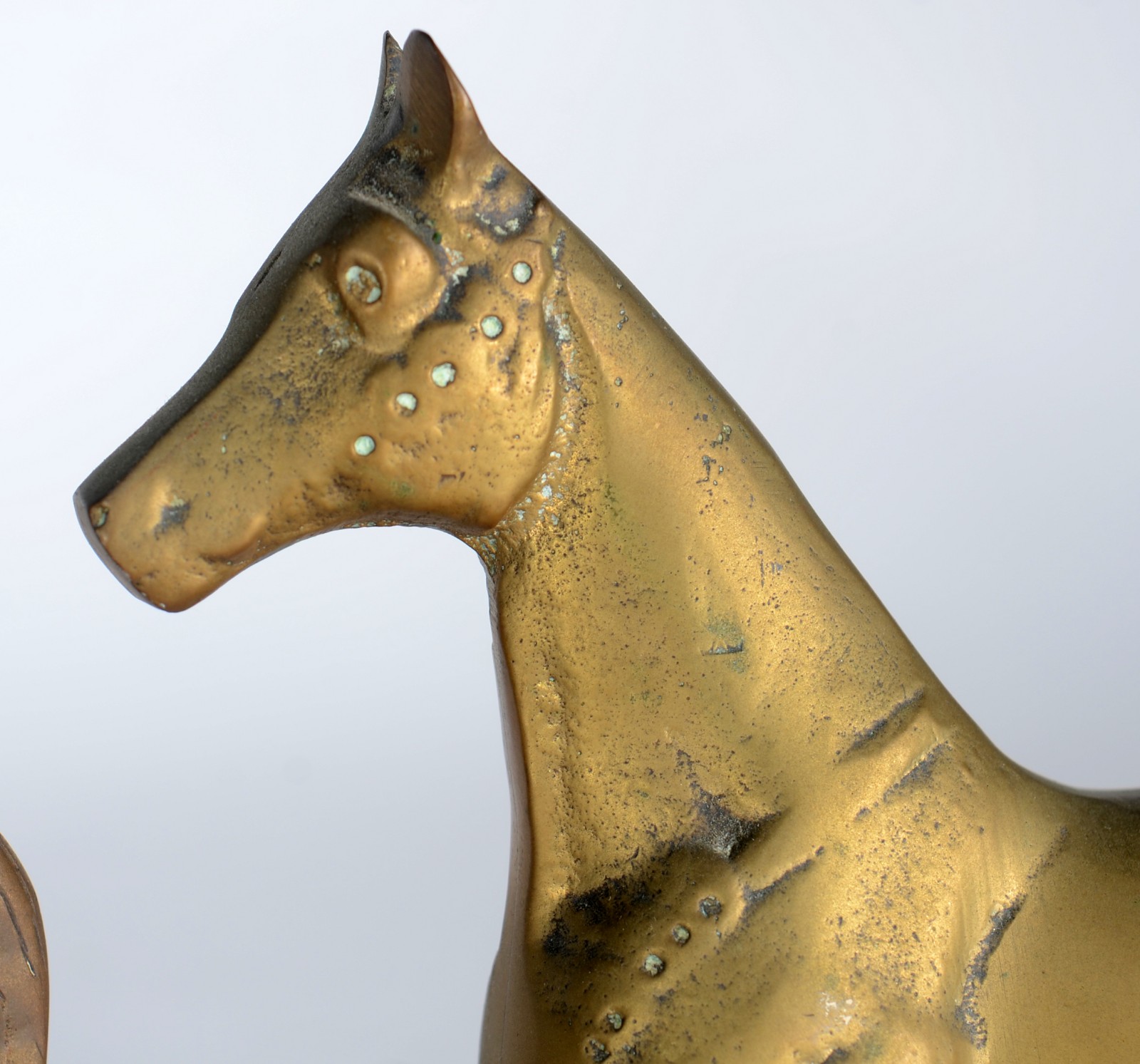 Duas esculturas de bronze representando cavalos. - foto 4 de 7