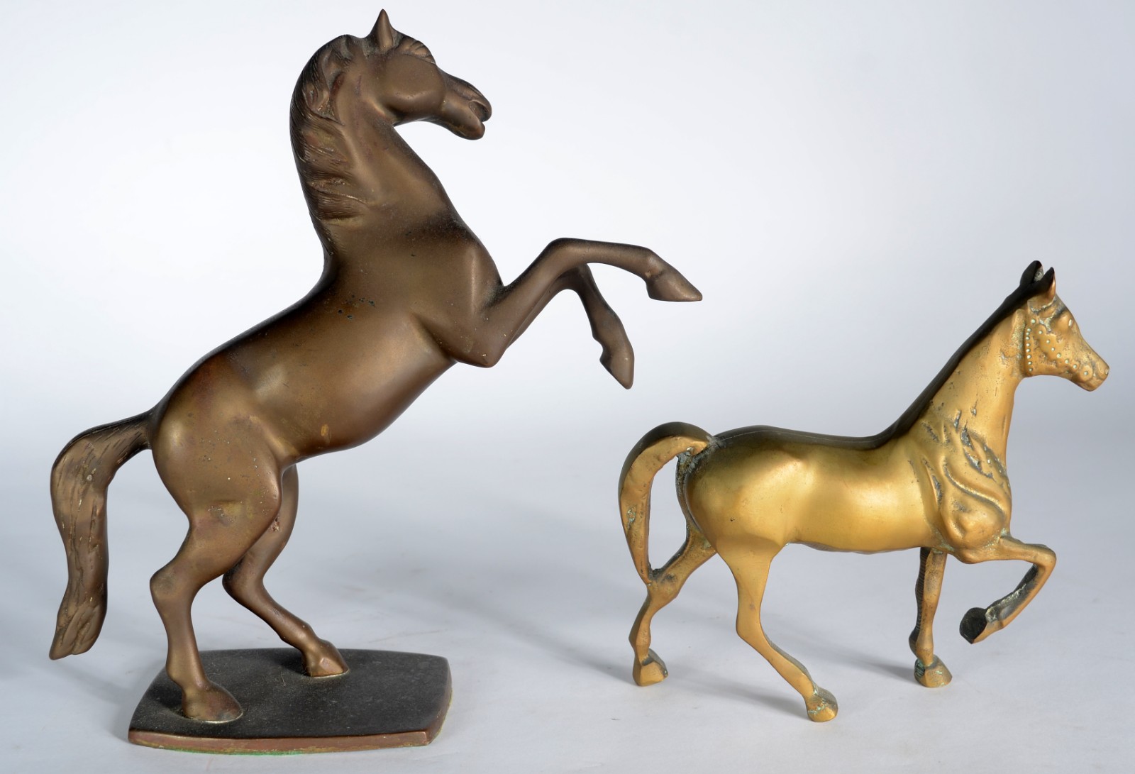 Duas esculturas de bronze representando cavalos. - foto 6 de 7