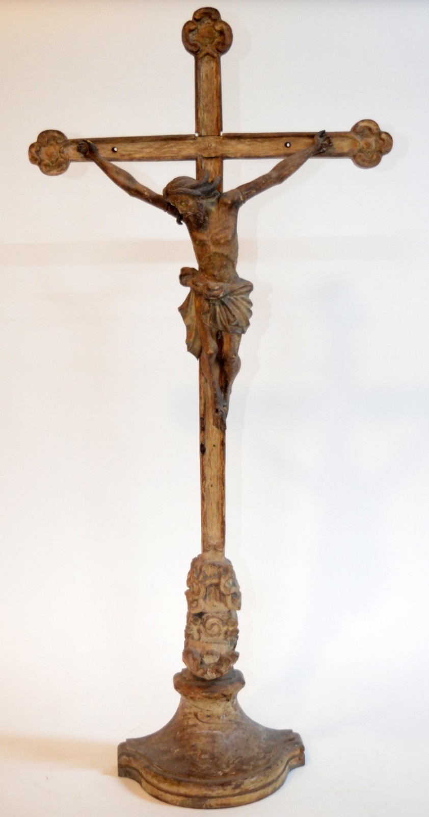 Antigo crucifixo com figura de Cristo em madeira entalhada e... - foto 1 de 6