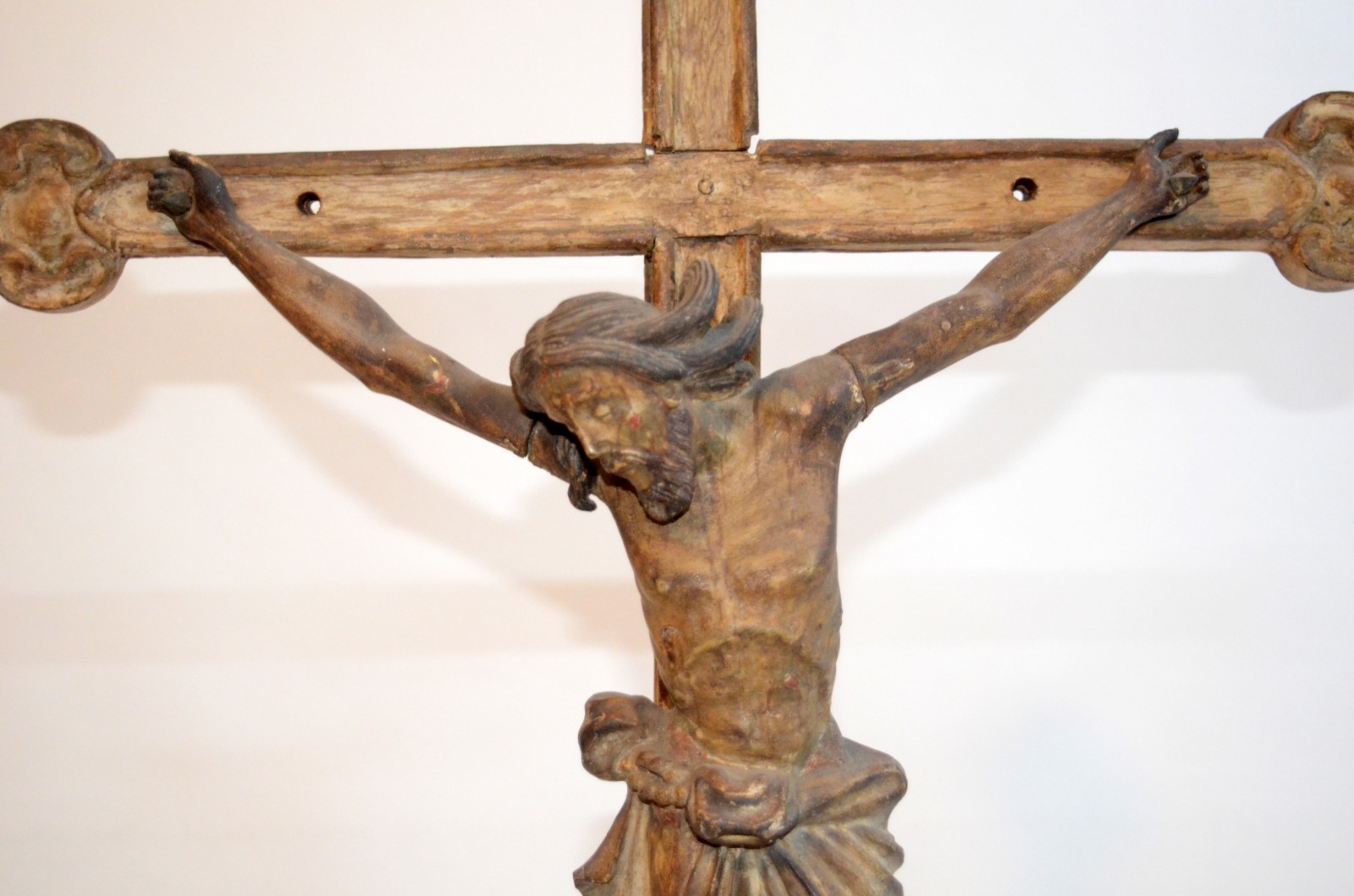 Antigo crucifixo com figura de Cristo em madeira entalhada e... - foto 3 de 6