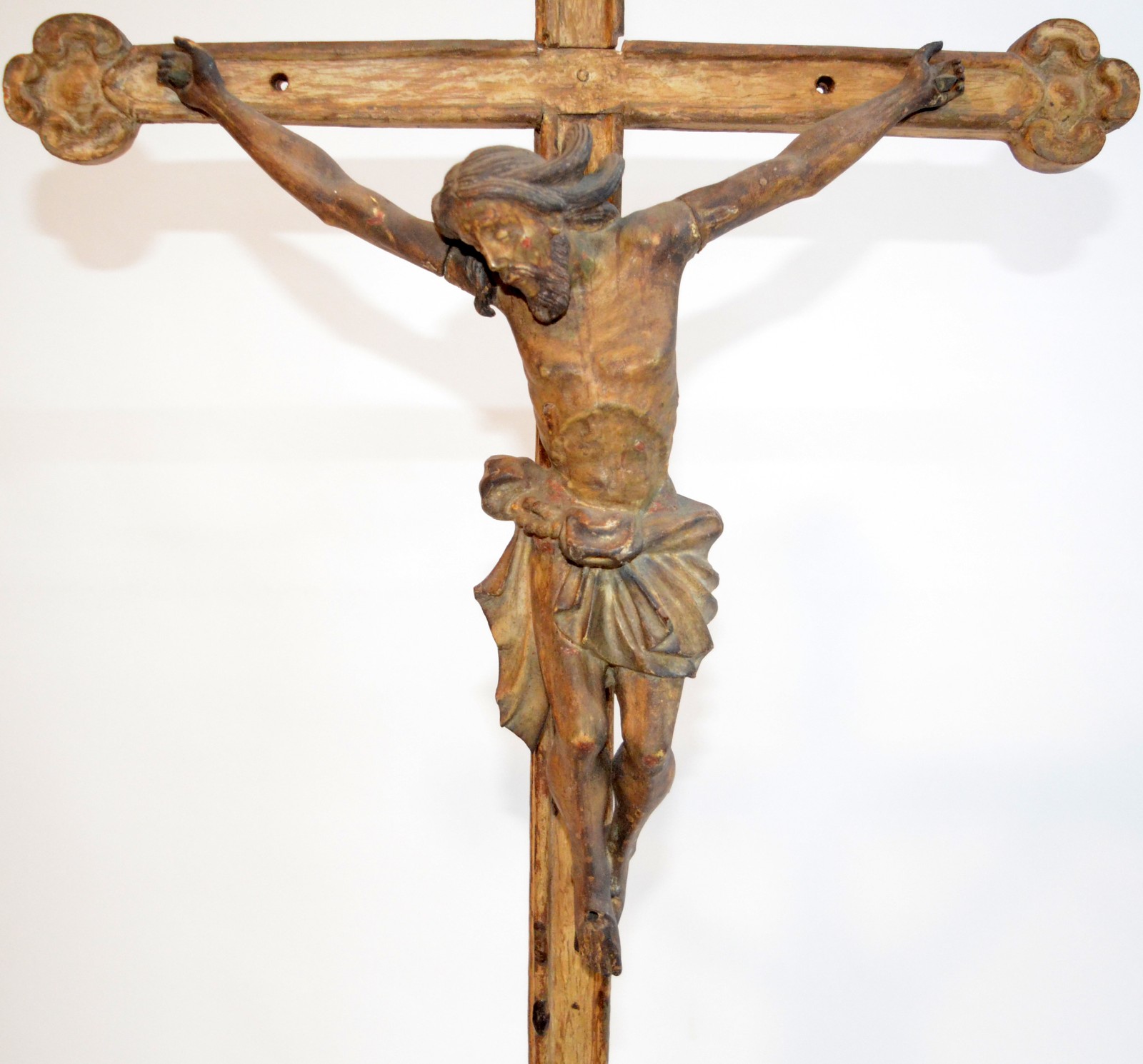 Antigo crucifixo com figura de Cristo em madeira entalhada e... - foto 4 de 6