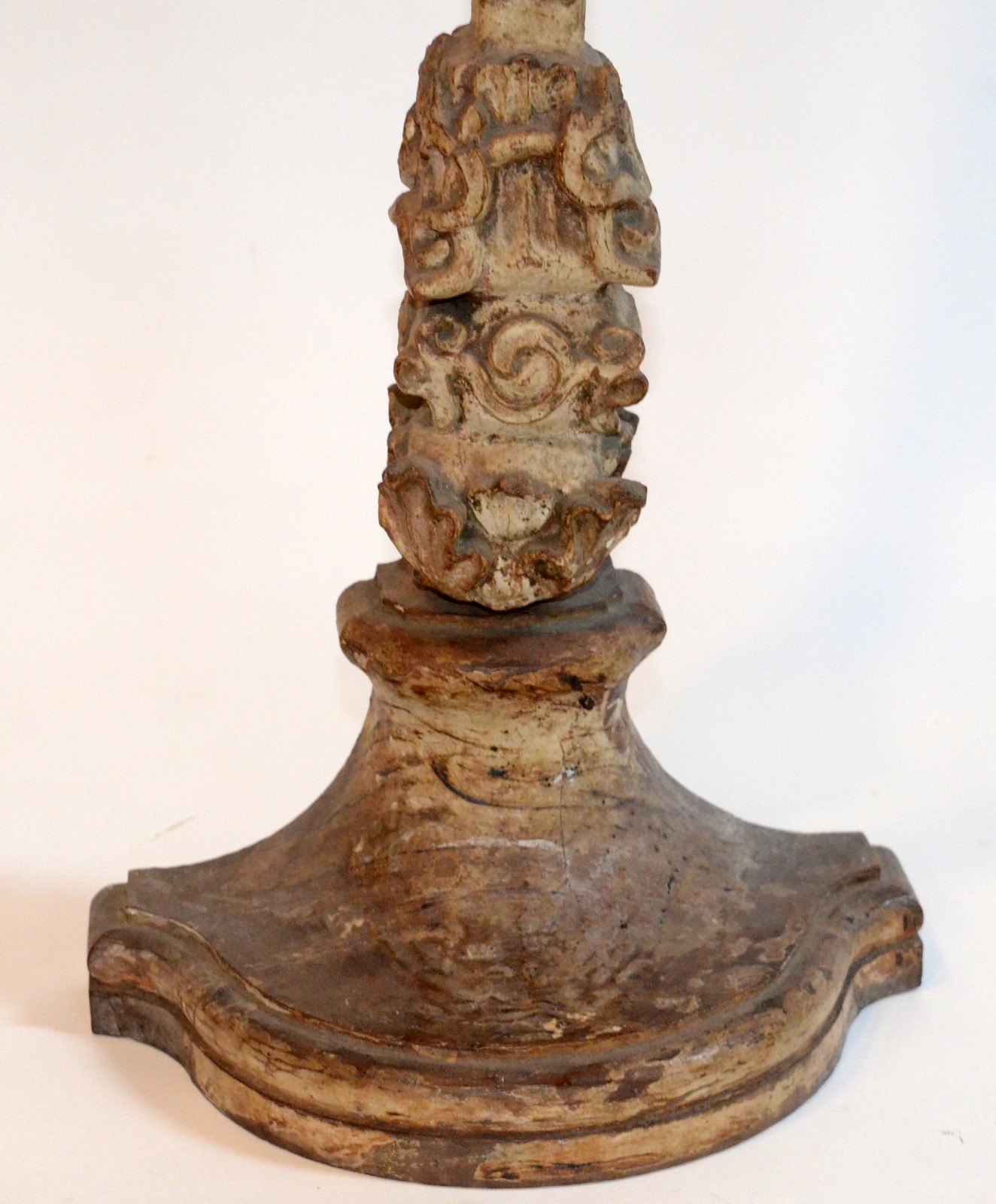Antigo crucifixo com figura de Cristo em madeira entalhada e... - foto 5 de 6