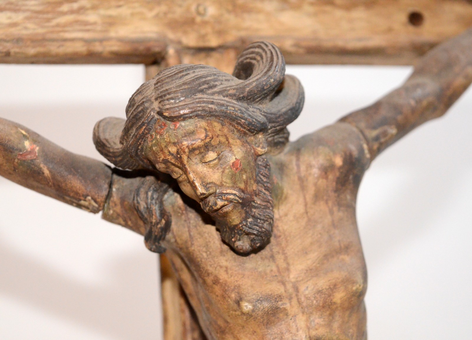 Antigo crucifixo com figura de Cristo em madeira entalhada e... - foto 2 de 6