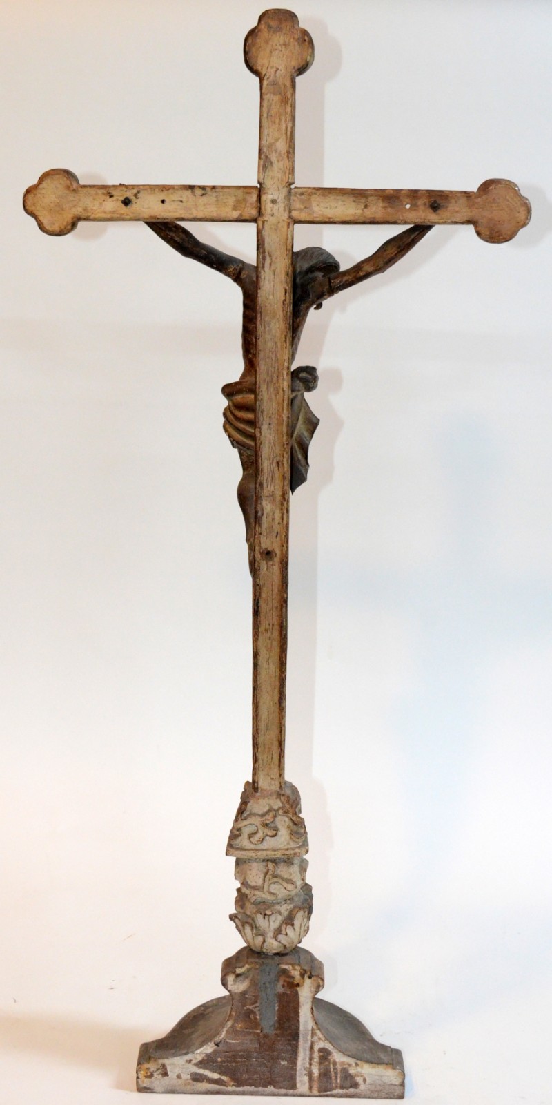 Antigo crucifixo com figura de Cristo em madeira entalhada e... - foto 6 de 6