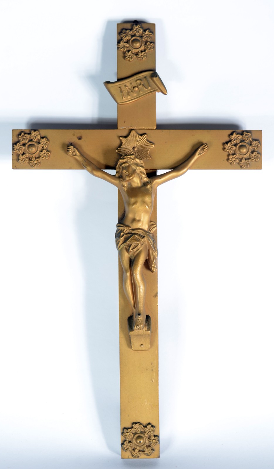 Crucifixo com figura de Cristo de metal pintado de dourado. - foto 1 de 7