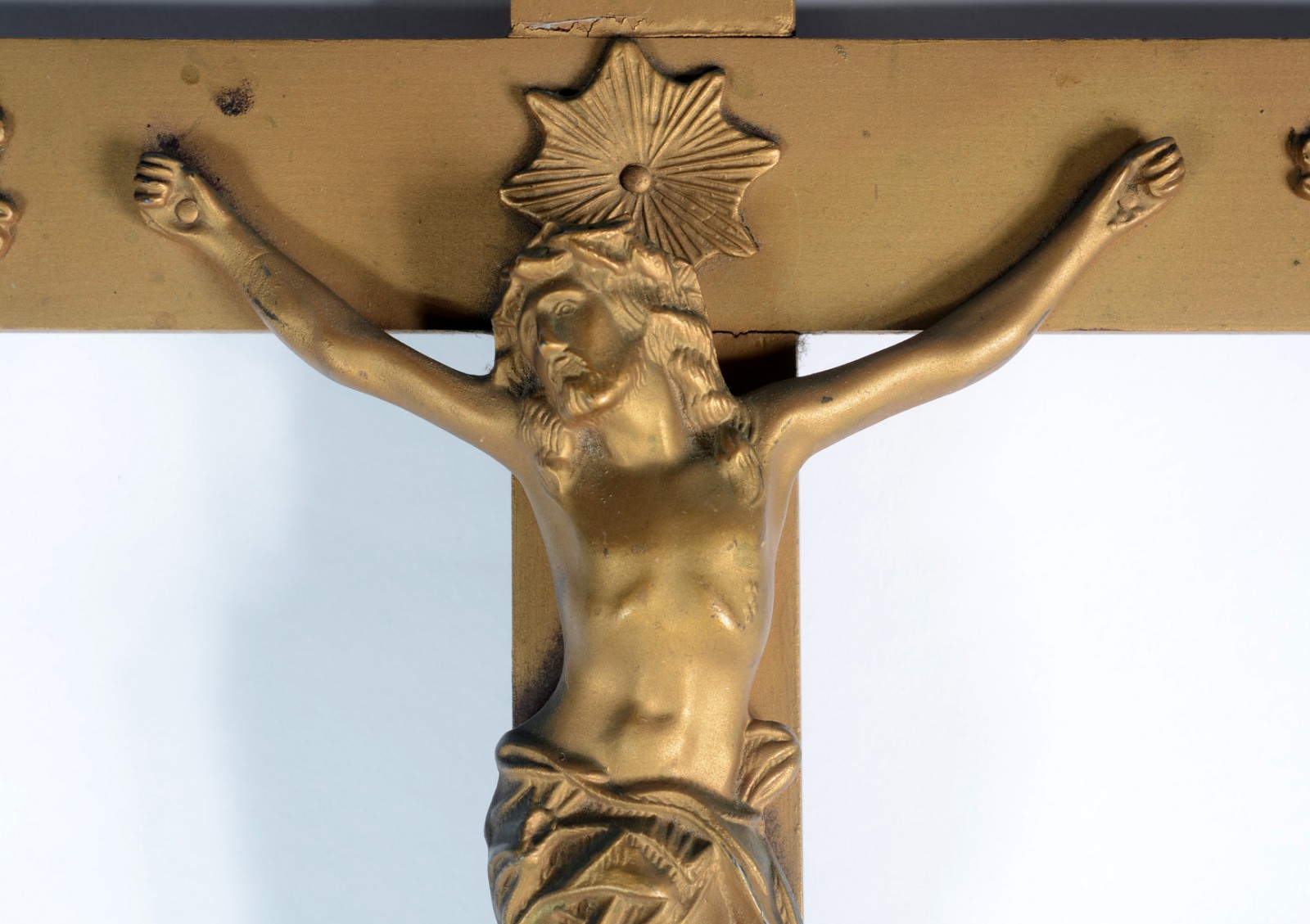 Crucifixo com figura de Cristo de metal pintado de dourado. - foto 2 de 7