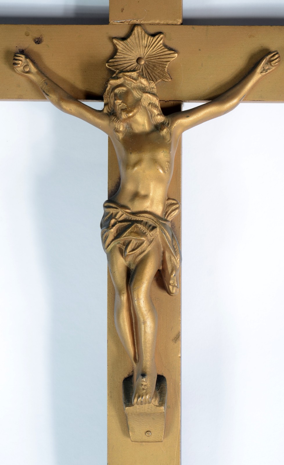 Crucifixo com figura de Cristo de metal pintado de dourado. - foto 5 de 7