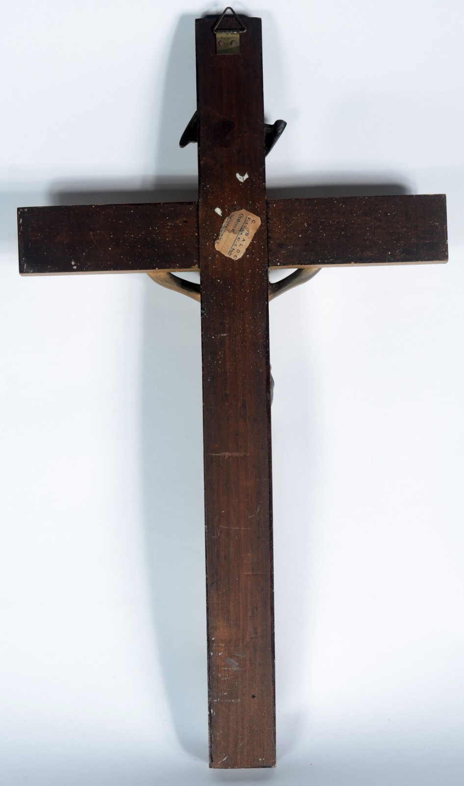 Crucifixo com figura de Cristo de metal pintado de dourado. - foto 6 de 7