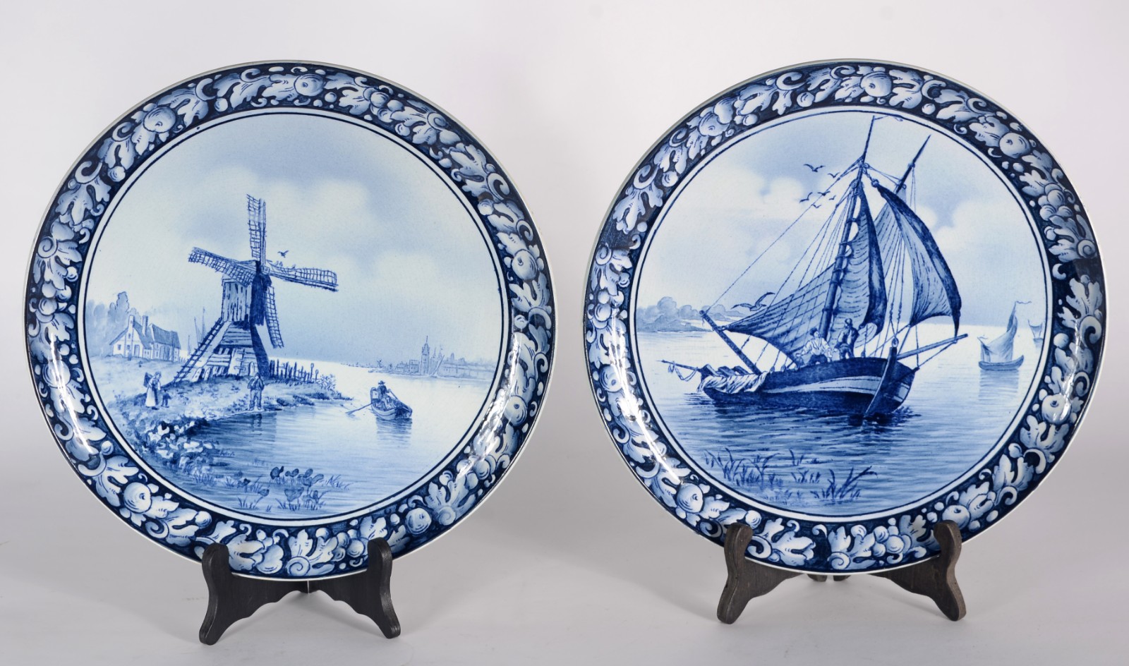 Par de medalhões de faiança alemã decorada com barcos e moinho em... - foto 1 de 6