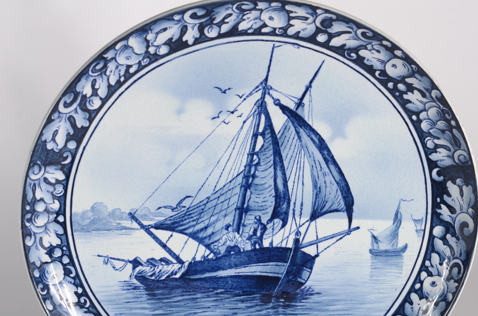 Par de medalhões de faiança alemã decorada com barcos e moinho em... - foto 2 de 6