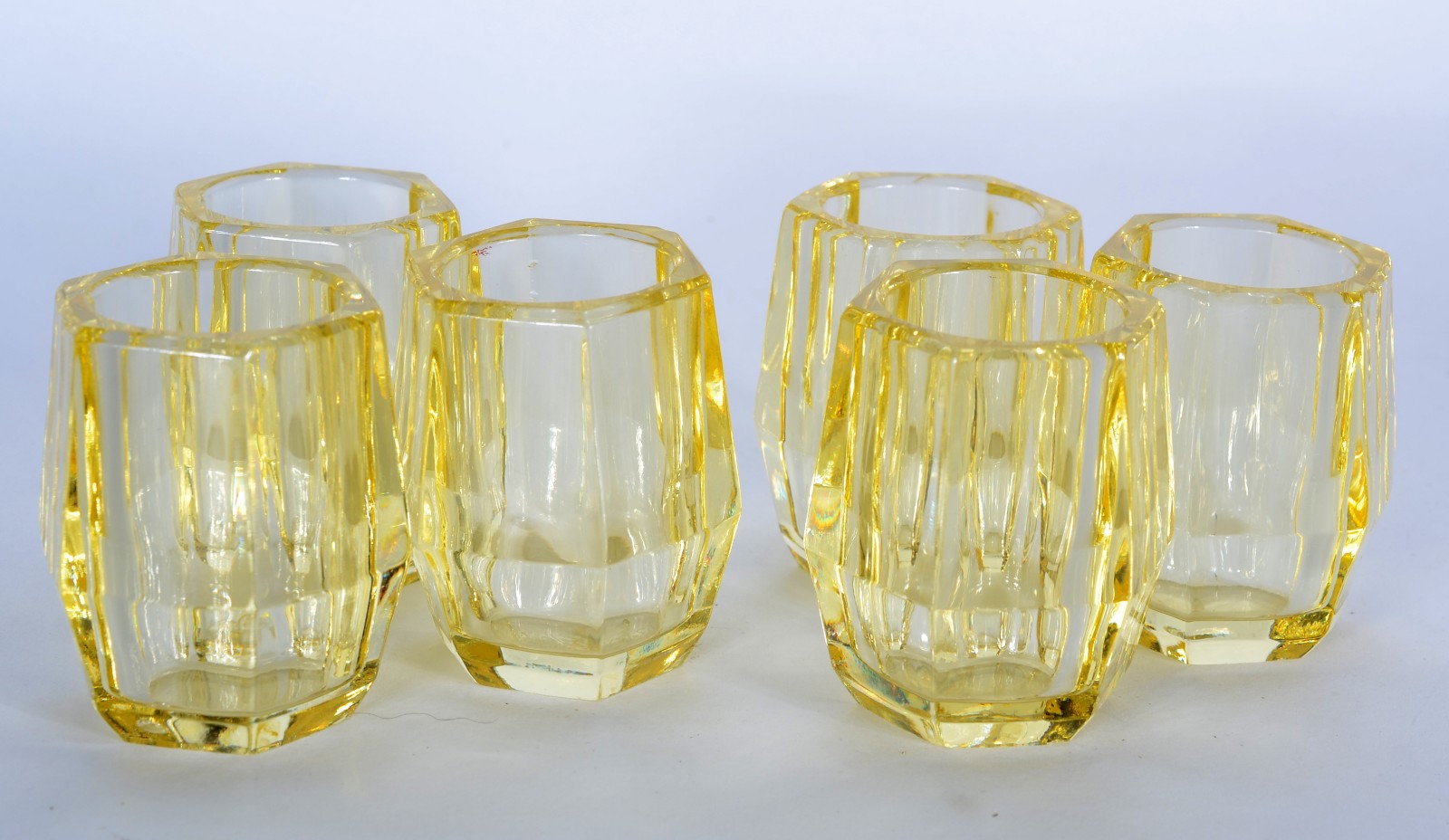 Diversas peças, sendo: 6 copinhos para licor de cristal amarelo e 2... - foto 9 de 11