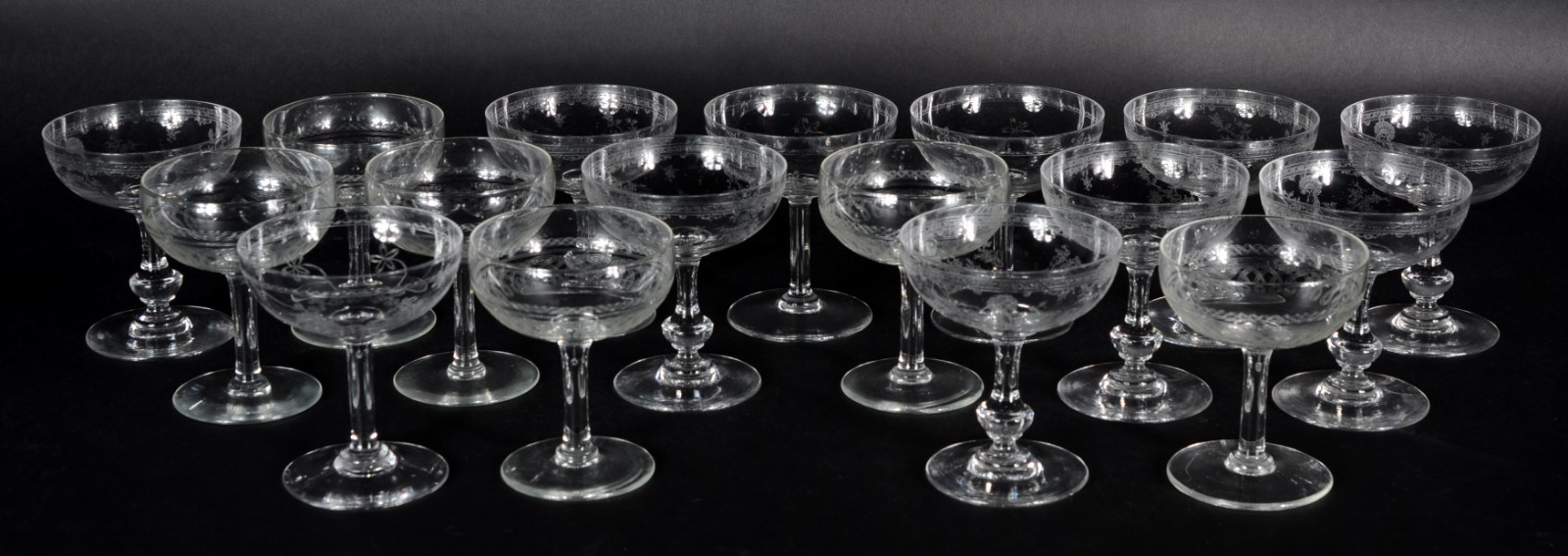 Conjunto com 18 taças para champagne em cristal de diversos modelos e... - foto 1 de 10