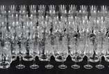 Serviço de cristal, composto de: 12 taças para ... - Serviço de cristal, composto de: 12 taças para champagne, 12 taças água, 12 taças para vinho branco, 11 taças para vinho tinto, 10 taças para li...