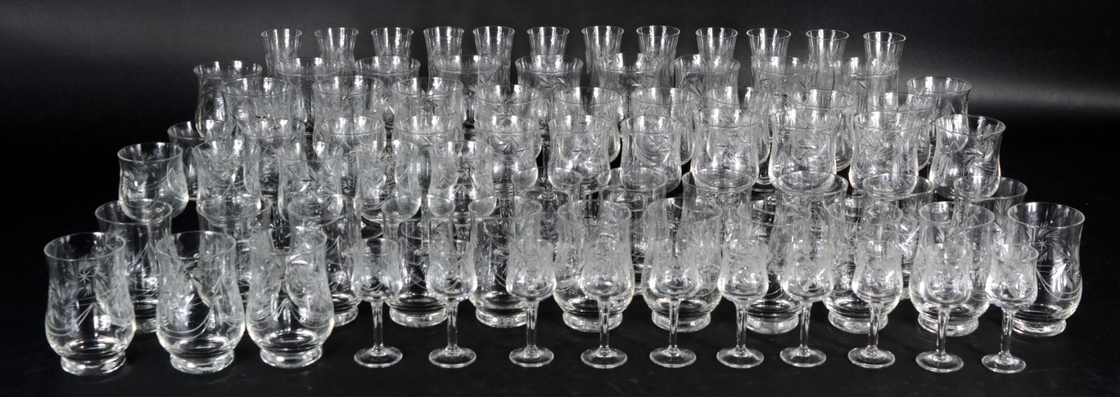 Serviço de cristal, composto de: 12 taças para champagne, 12 taças... - foto 1 de 5