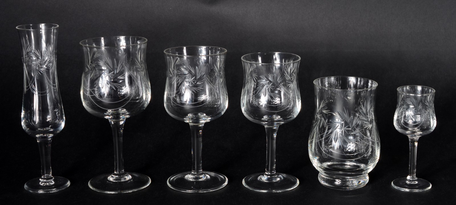 Serviço de cristal, composto de: 12 taças para champagne, 12 taças... - foto 2 de 5