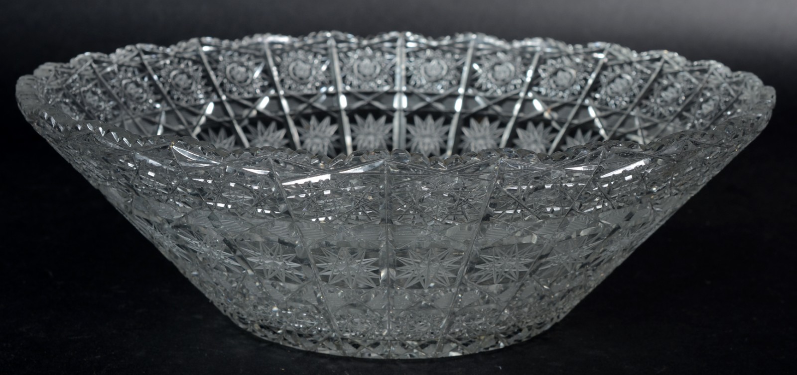 Fruteira de cristal tcheco lapidado, borda dentada. - foto 1 de 10
