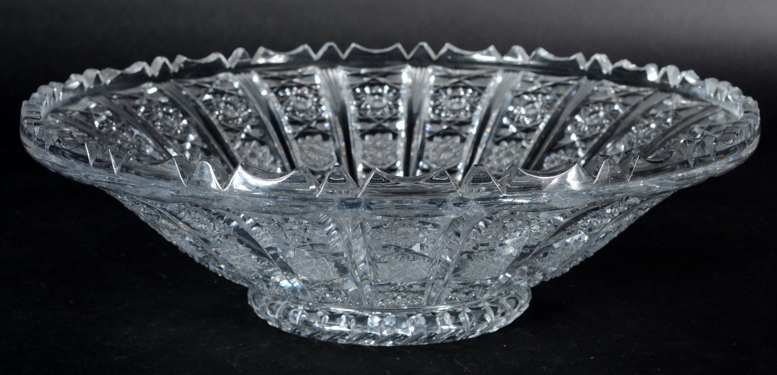 Fruteira de cristal tcheco lapidado, borda recortada. Pequenos... - foto 1 de 10