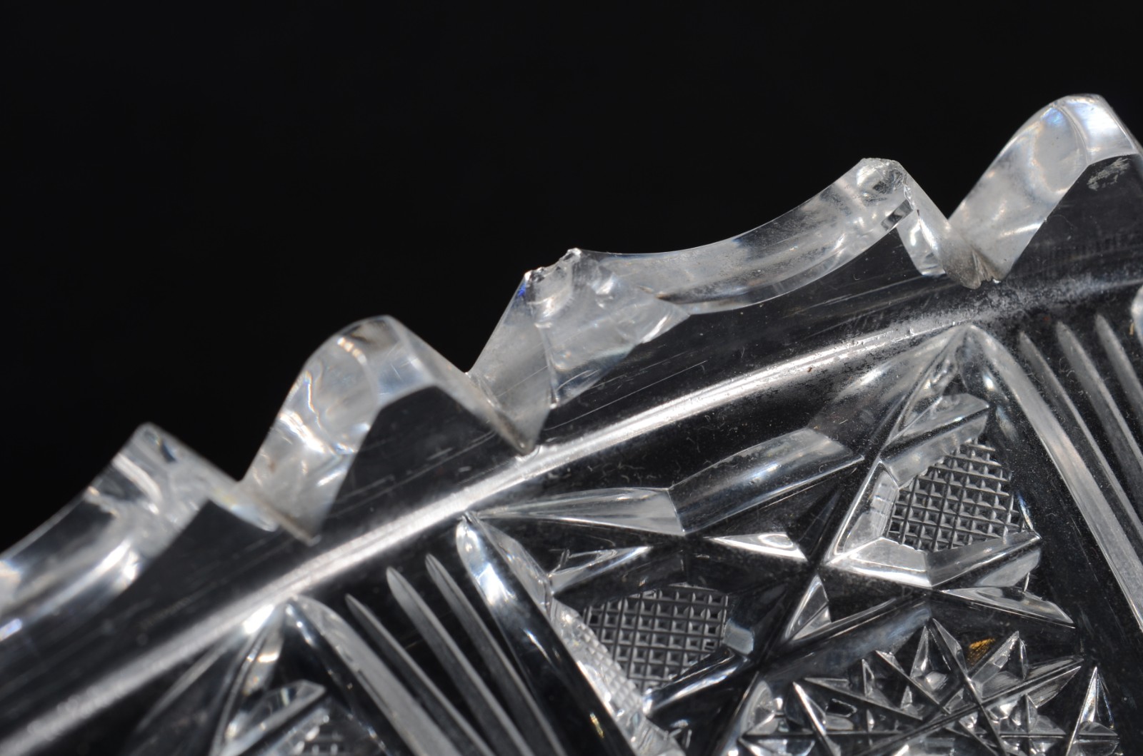 Fruteira de cristal tcheco lapidado, borda recortada. Pequenos... - foto 6 de 10