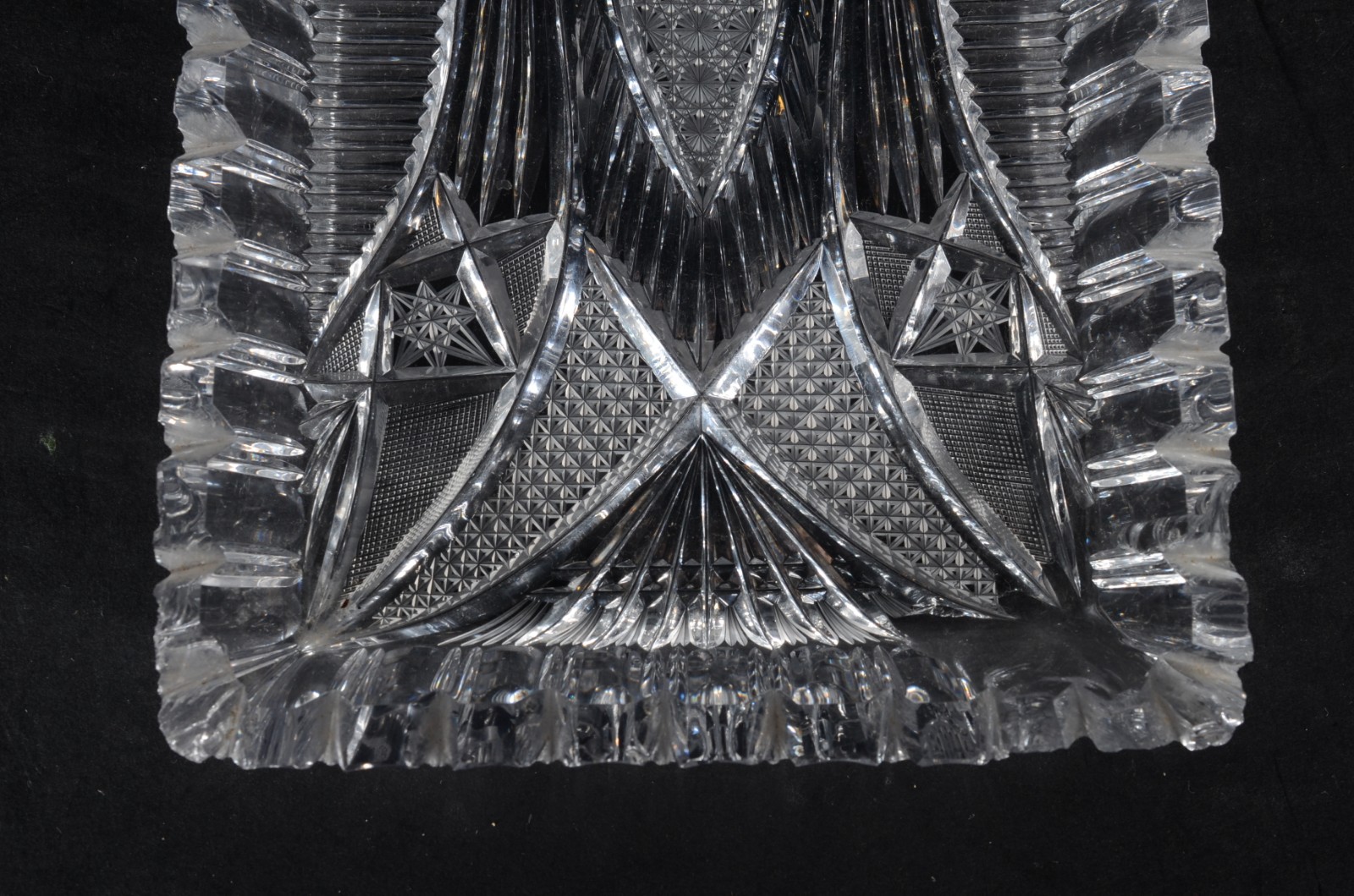 Dois pratos de cristal tcheco lapidado, sendo um redondo e outro... - foto 8 de 12