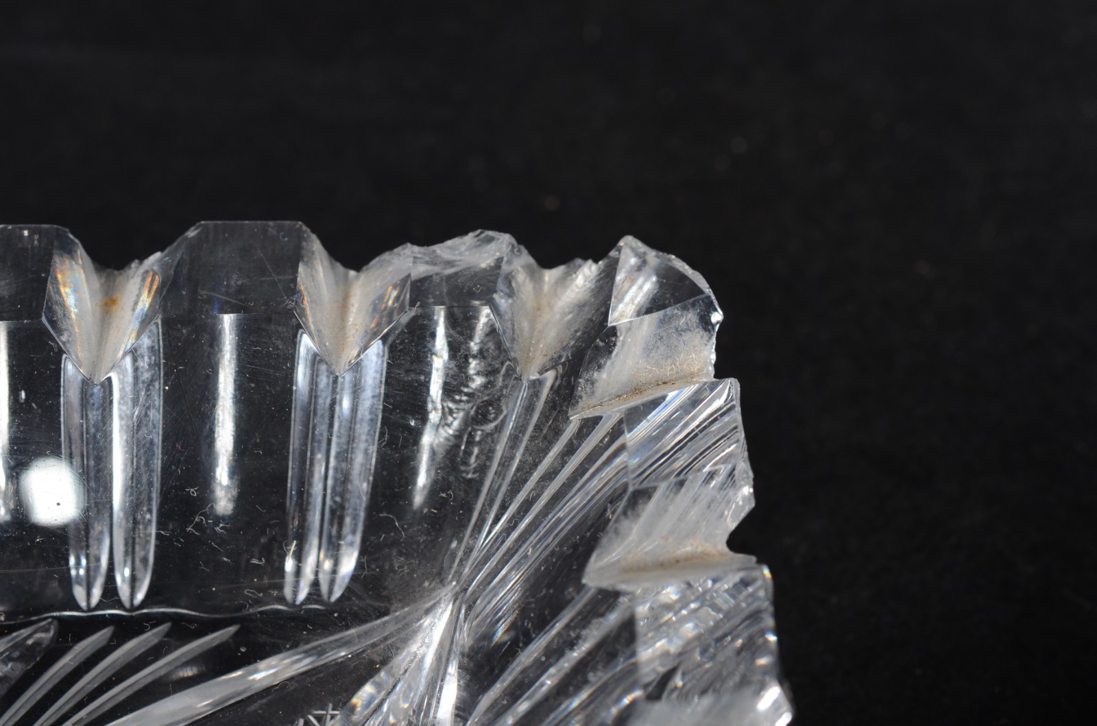 Dois pratos de cristal tcheco lapidado, sendo um redondo e outro... - foto 9 de 12