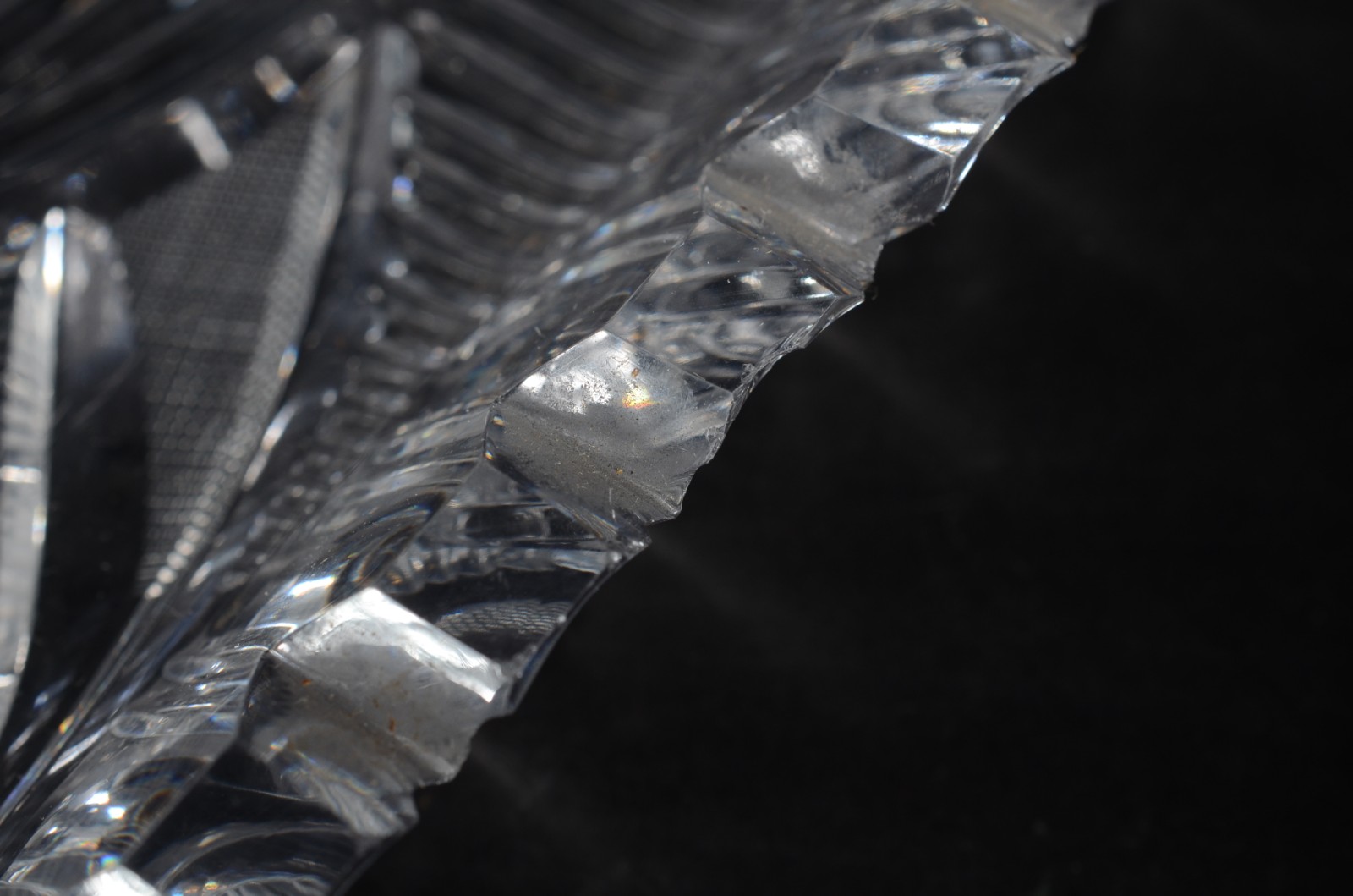 Dois pratos de cristal tcheco lapidado, sendo um redondo e outro... - foto 10 de 12