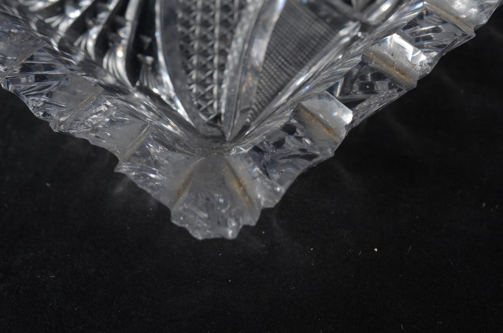 Dois pratos de cristal tcheco lapidado, sendo um redondo e outro... - foto 11 de 12