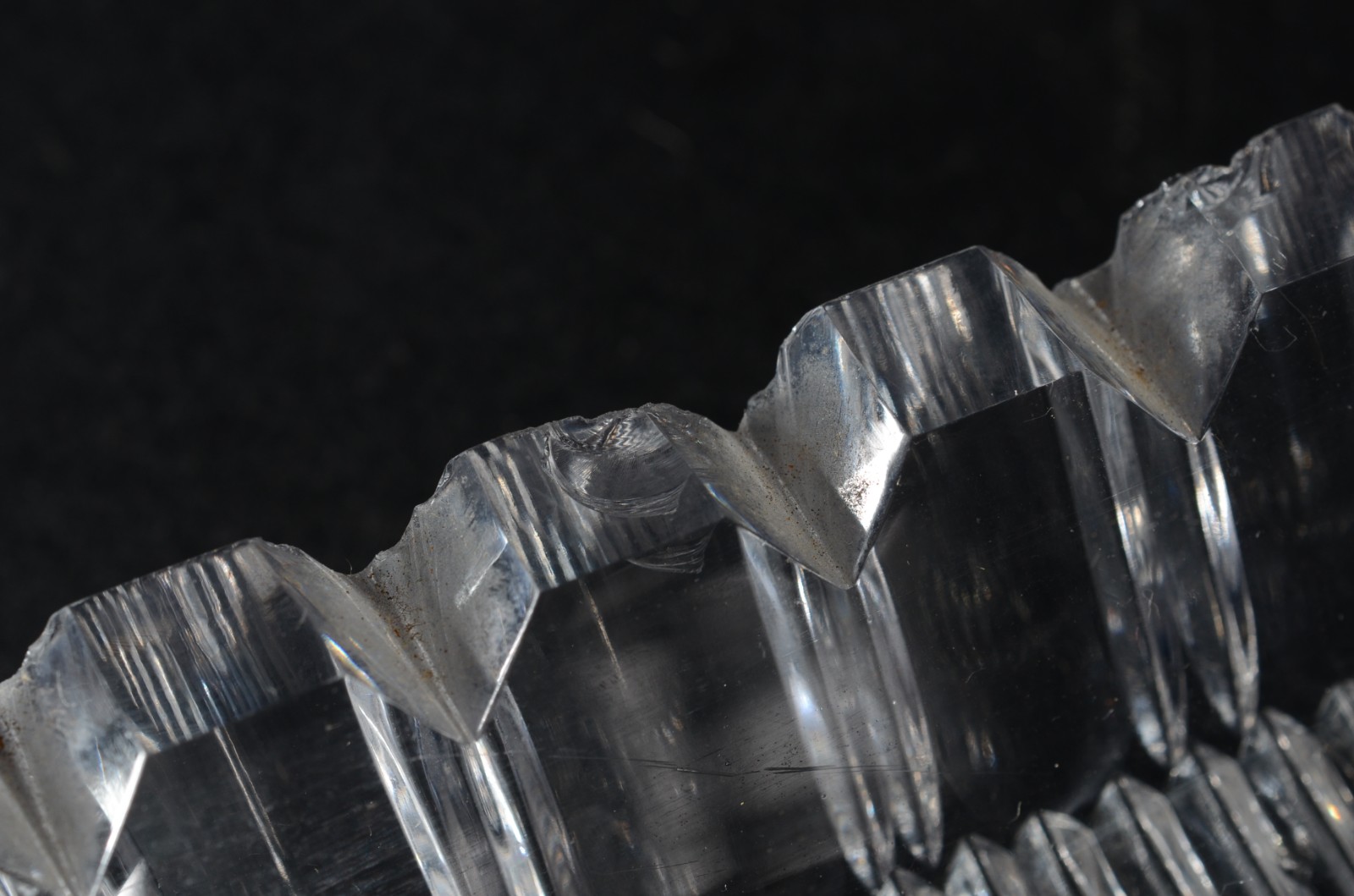 Dois pratos de cristal tcheco lapidado, sendo um redondo e outro... - foto 12 de 12