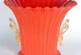 Vaso de murano italiano na cor laranja com pó d... - Vaso de murano italiano na cor laranja com pó de ouro, trabalhado em gomos com alças laterais feitio "laçarotes". Trincado (rachado) na base.
