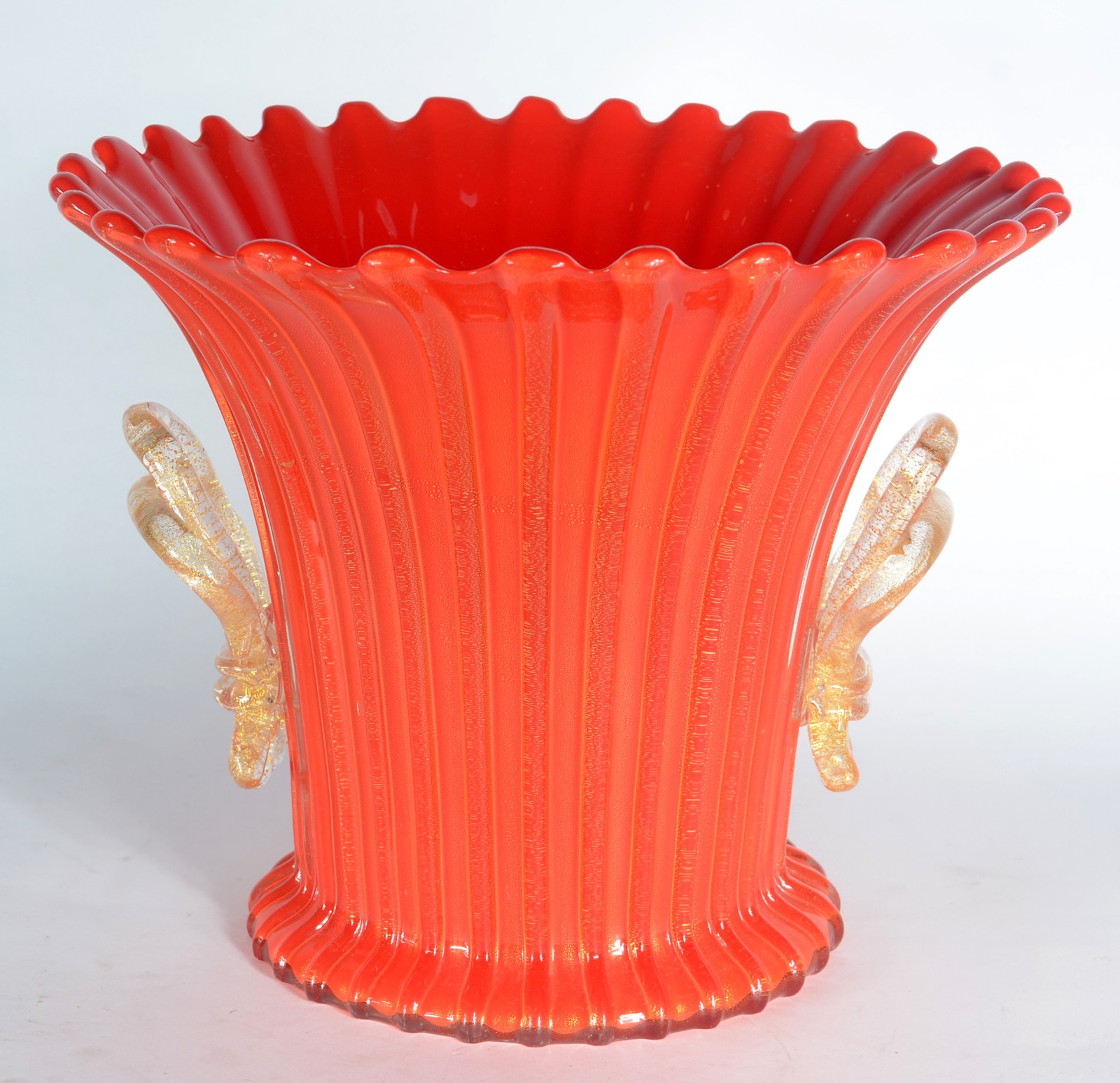 Vaso de murano italiano na cor laranja com pó de ouro, trabalhado em... - foto 1 de 5