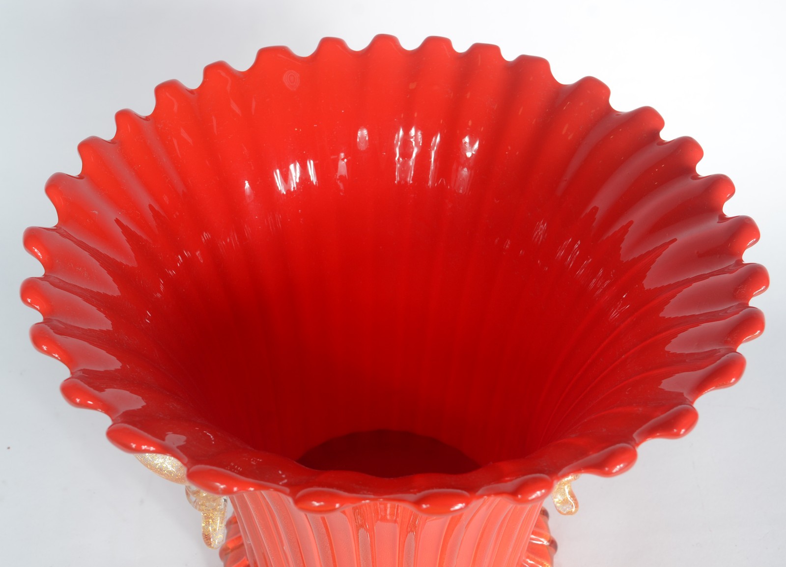 Vaso de murano italiano na cor laranja com pó de ouro, trabalhado em... - foto 2 de 5