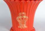 Vaso de murano italiano na cor laranja com pó d... - Vaso de murano italiano na cor laranja com pó de ouro, trabalhado em gomos com alças laterais feitio "laçarotes". Trincado (rachado) na base.