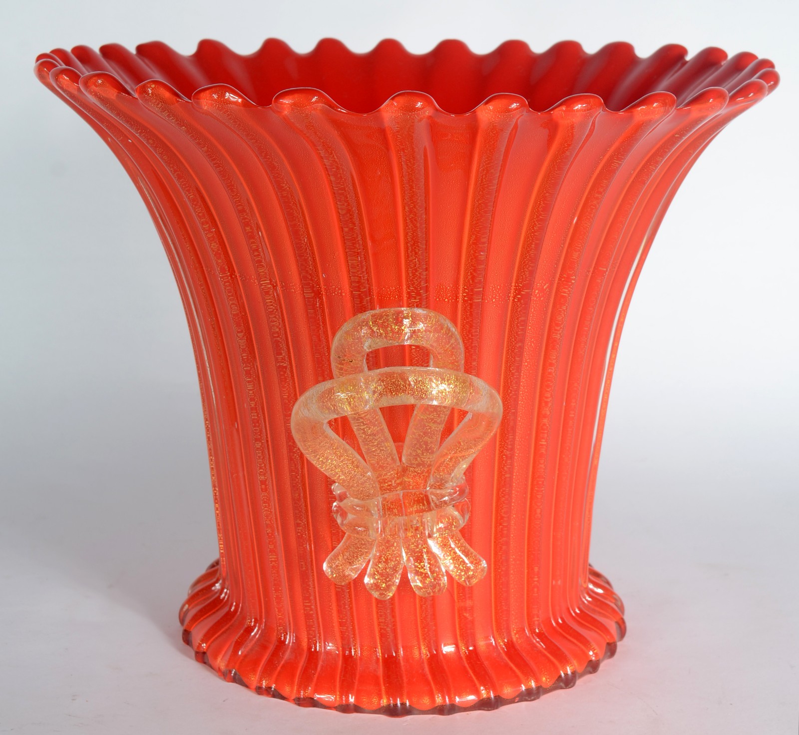 Vaso de murano italiano na cor laranja com pó de ouro, trabalhado em... - foto 3 de 5