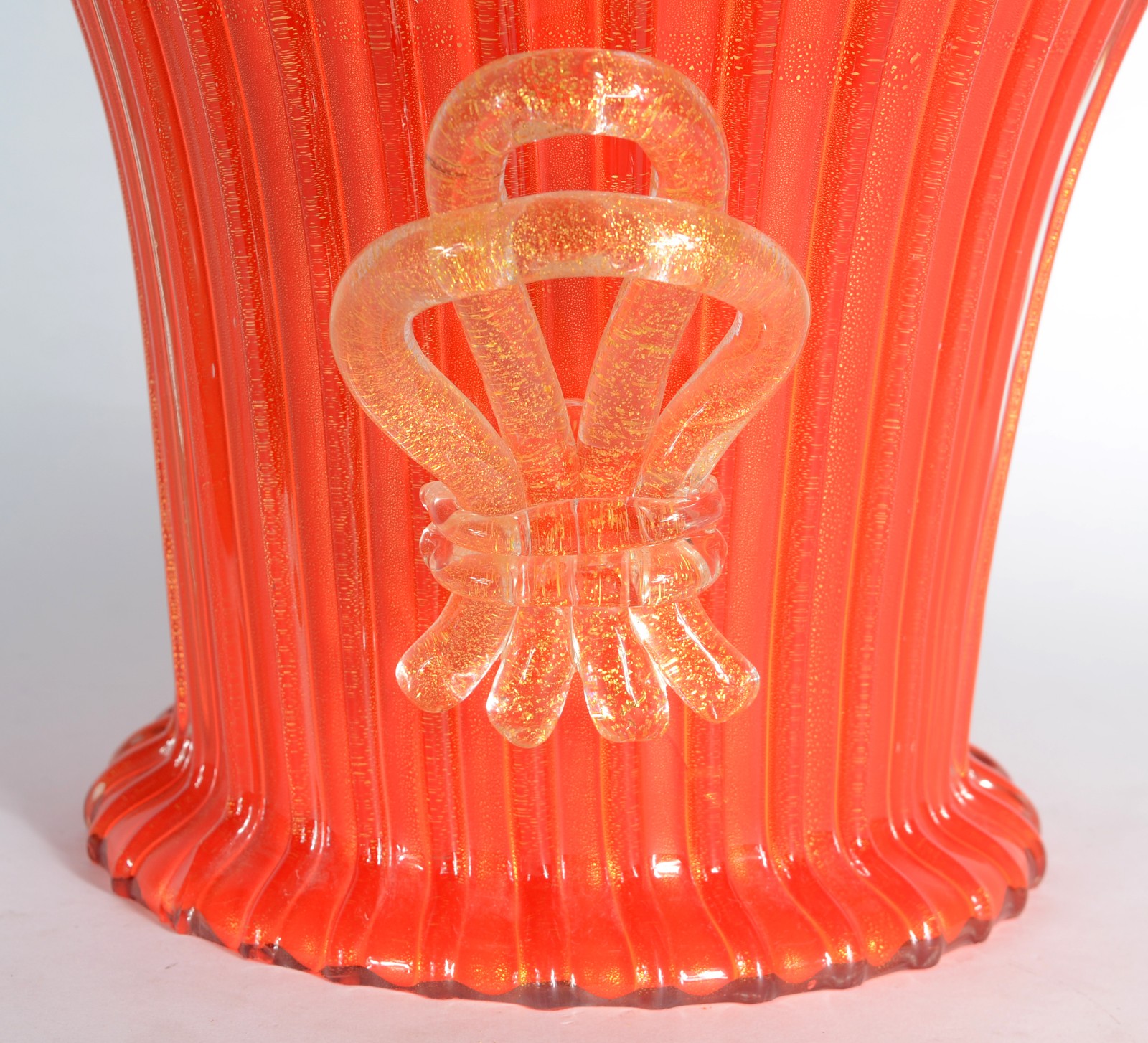Vaso de murano italiano na cor laranja com pó de ouro, trabalhado em... - foto 4 de 5