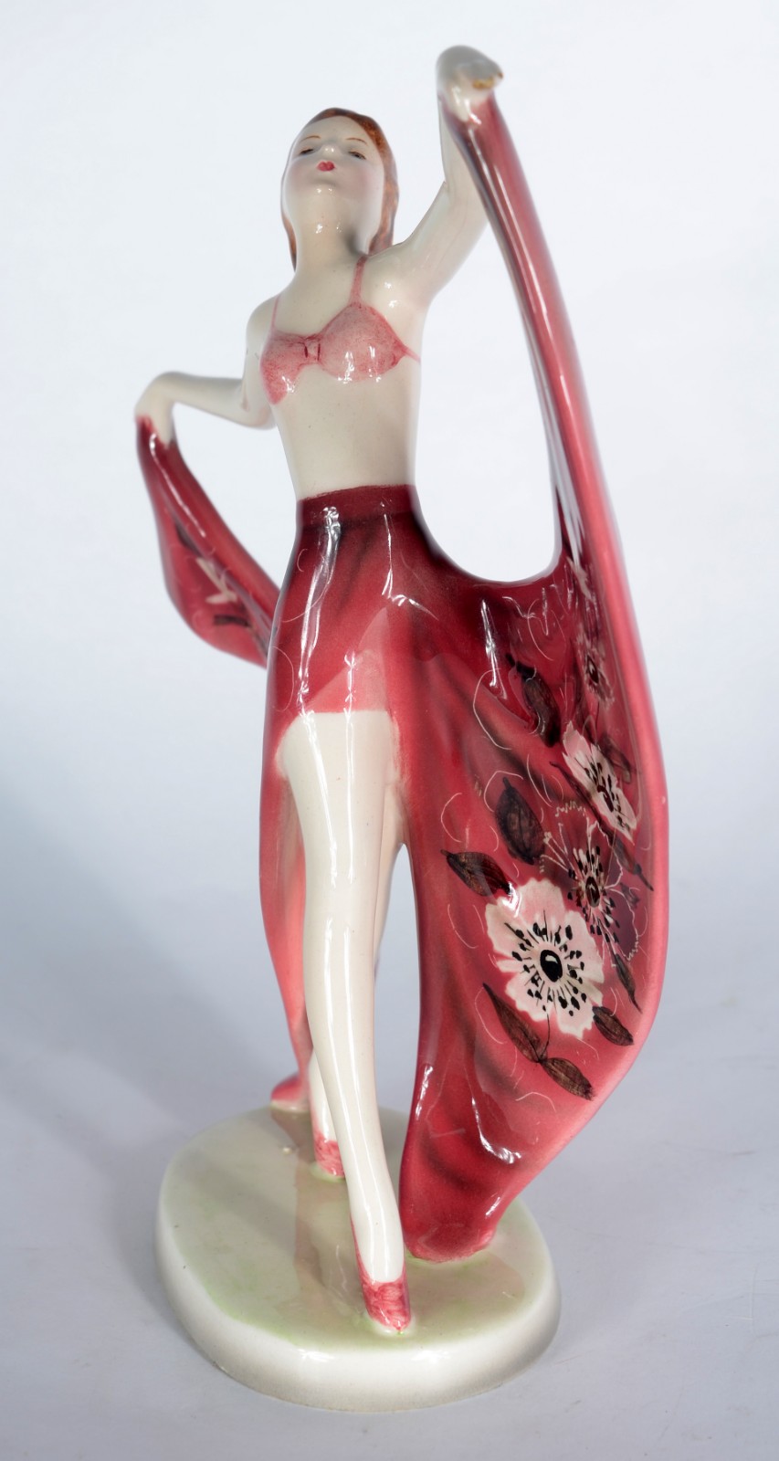 Escultura de porcelana austríaca representando dançarina. Dedo com... - foto 2 de 8