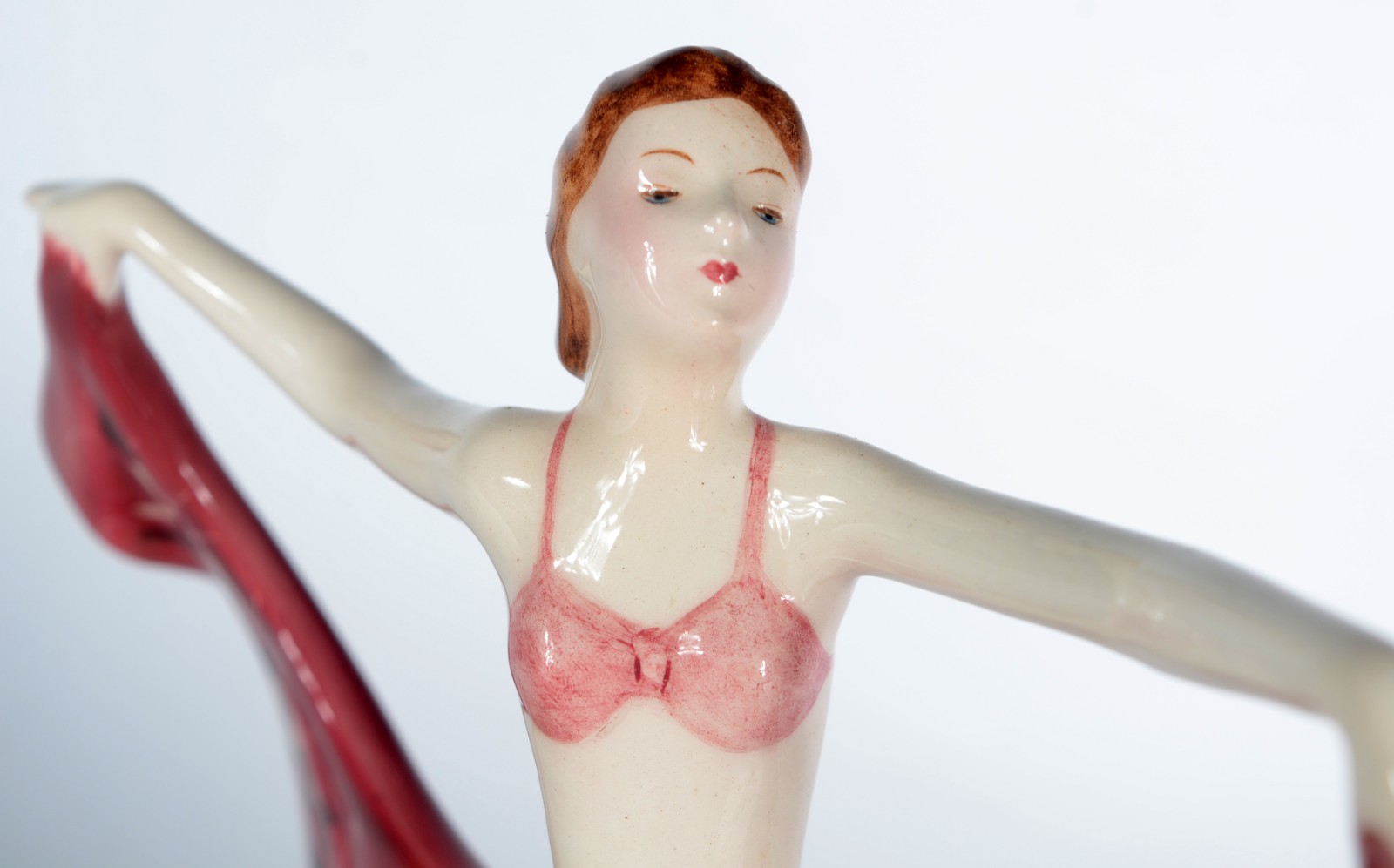 Escultura de porcelana austríaca representando dançarina. Dedo com... - foto 5 de 8