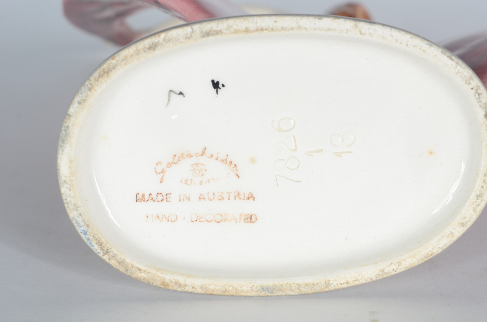 Escultura de porcelana austríaca representando dançarina. Dedo com... - foto 7 de 8