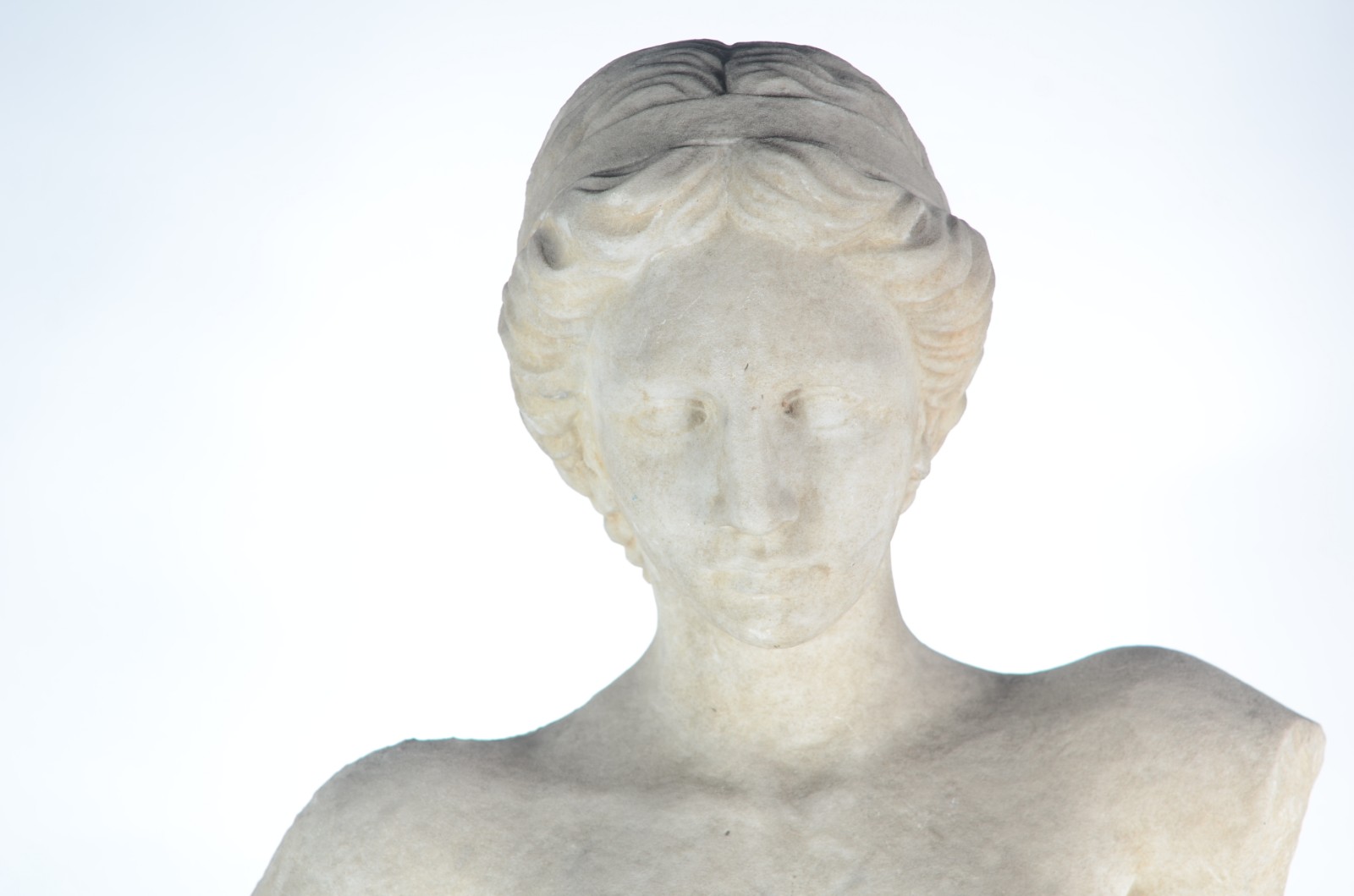 Antiga escultura de pedra representando Busto feminino, base de... - foto 3 de 6