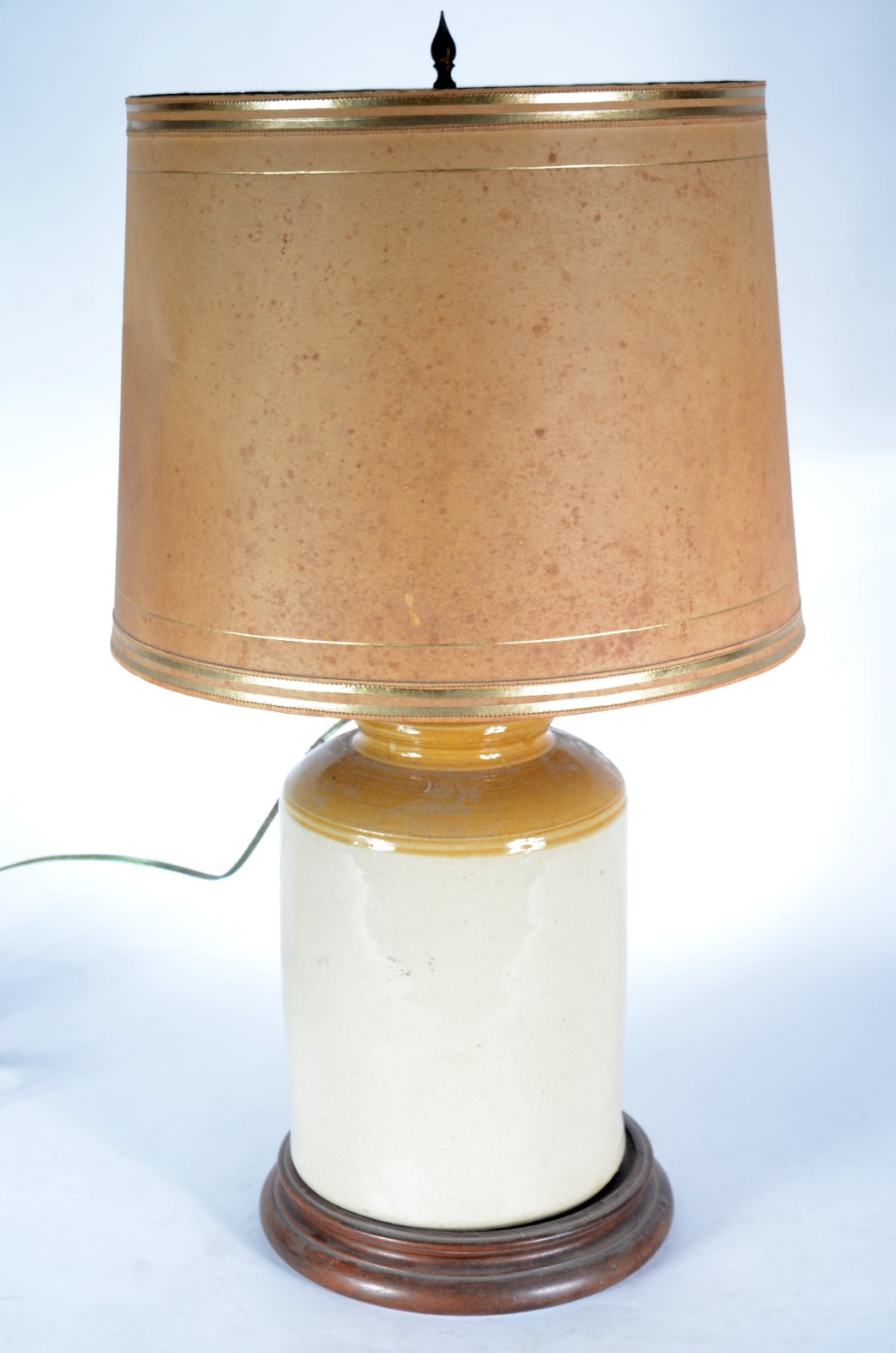 Abatjour com base adaptada de antigo "pote de cerâmica para banha"... - foto 1 de 3