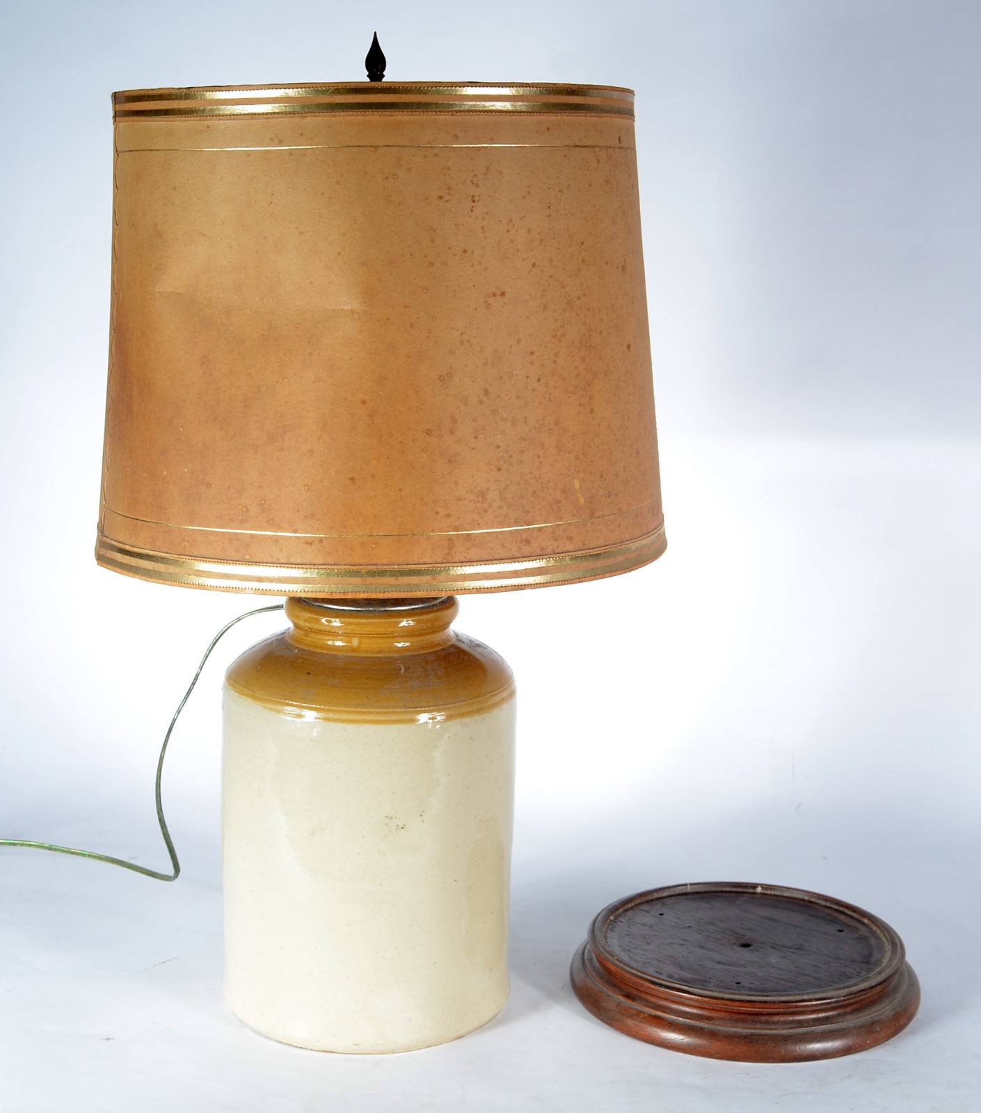 Abatjour com base adaptada de antigo "pote de cerâmica para banha"... - foto 3 de 3